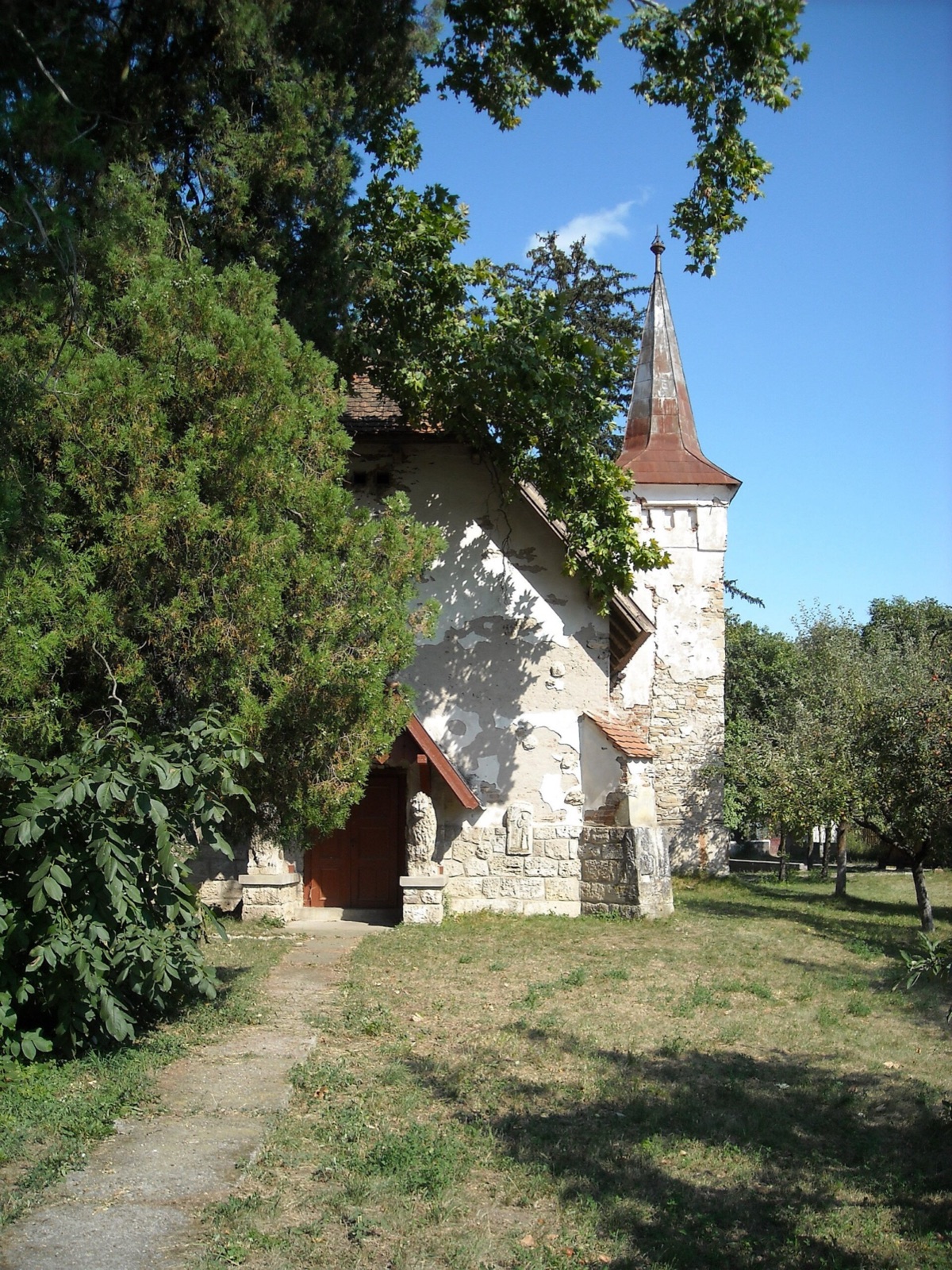Biserica reformată de lângă rotondă, cu leii de piatră la intrare