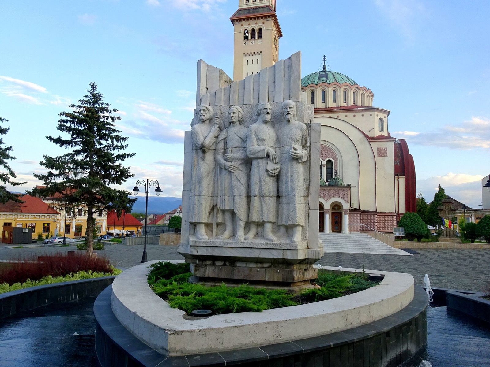 Monumentul Paliei în fața catedralei