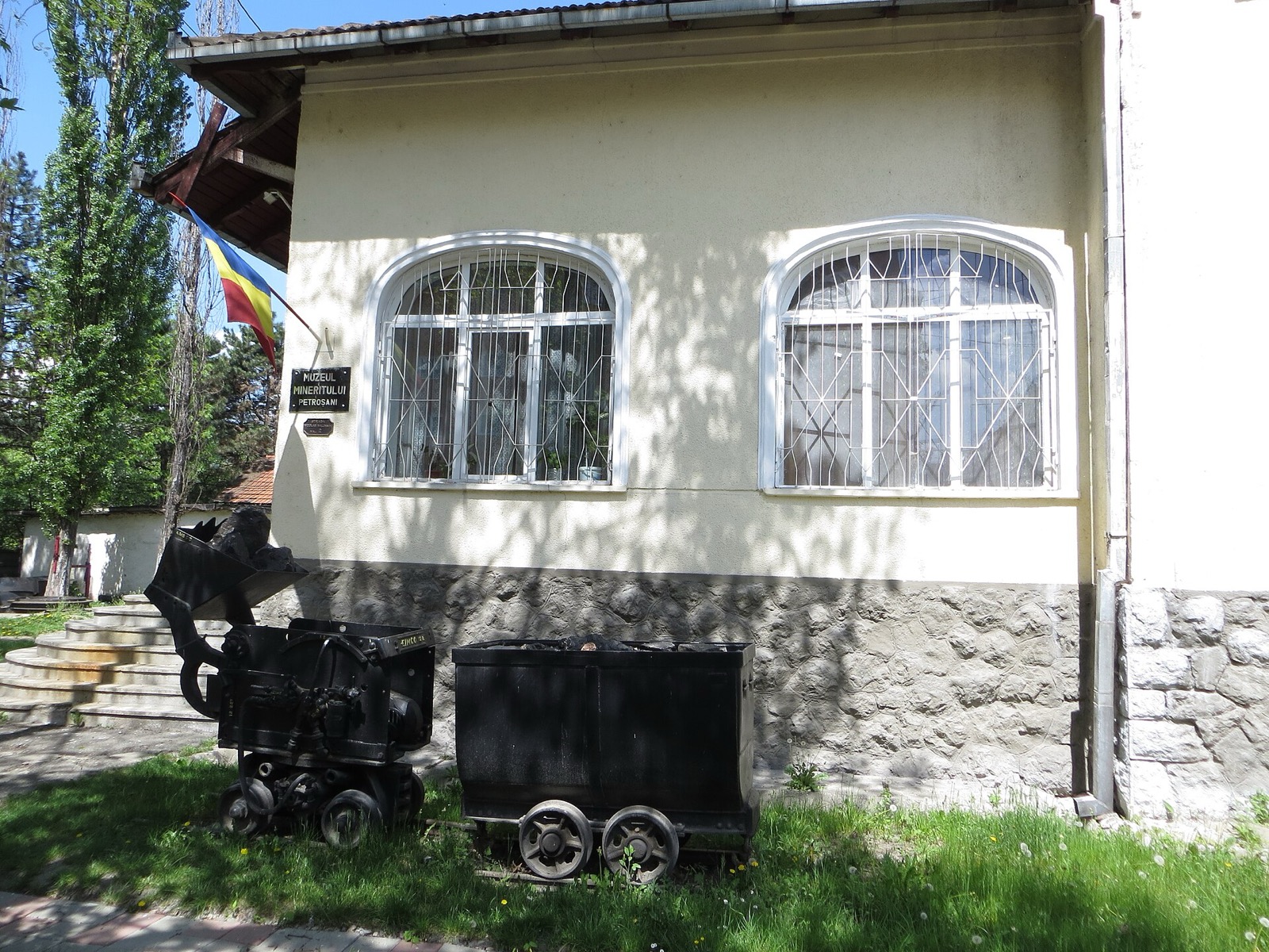 Vagonete de mină în fața muzeului