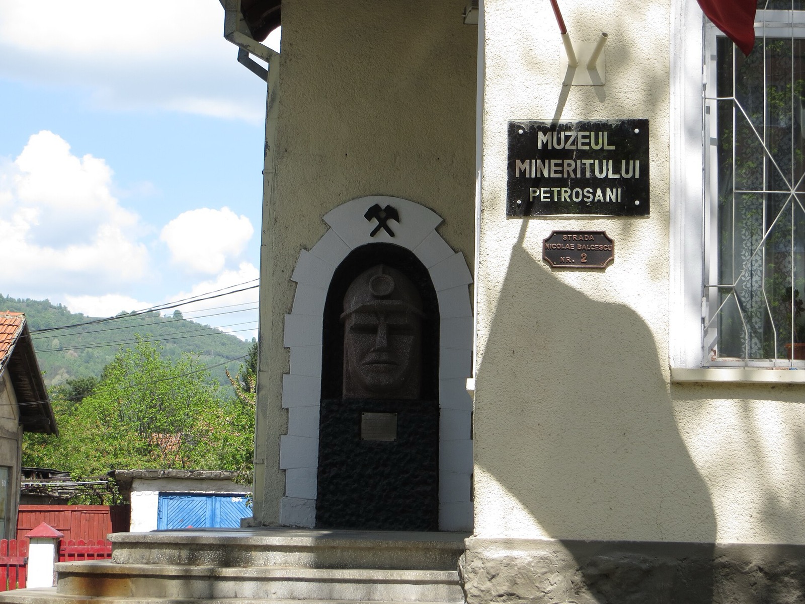 Intrarea în muzeu, cu bustul unui miner